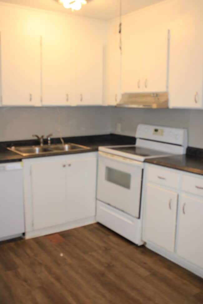 Building Photo - Awesomely Located 3 bedroom 2 bath Available!