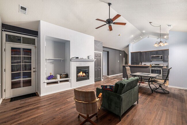 Building Photo - Spacious 2 bedroom home in the heart of Heather Ridge!