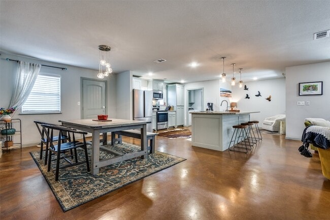 Building Photo - 409 W Johnson St