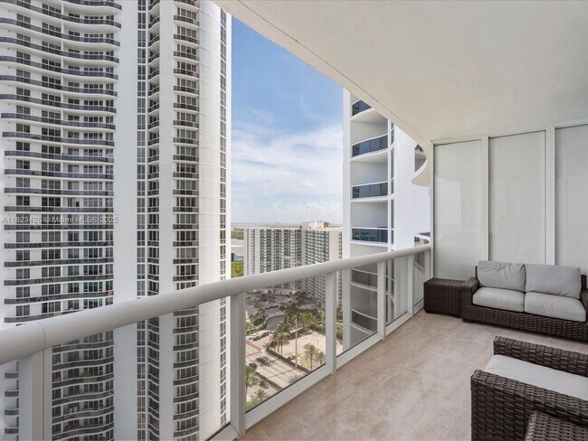 Building Photo - 15901 Collins Ave