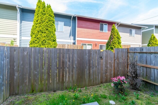 Building Photo - 3 Bedroom/2 Bath townhouse in Kettlecove community