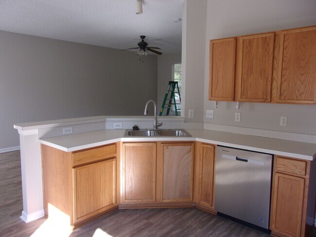 Building Photo - 3 Bedroom / 2.5 Bathroom with 2 car garage...