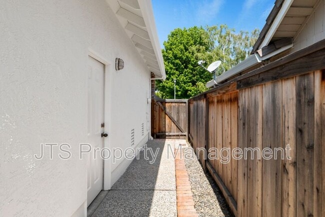 Building Photo - 7723 River Landing Dr