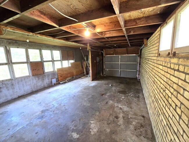Building Photo - 1316 S Fleming Rd