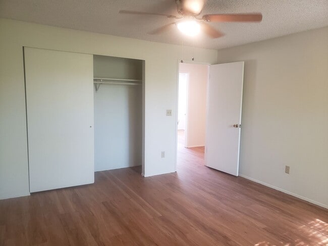 Building Photo - Spacious Townhouse with Two Car Garage!