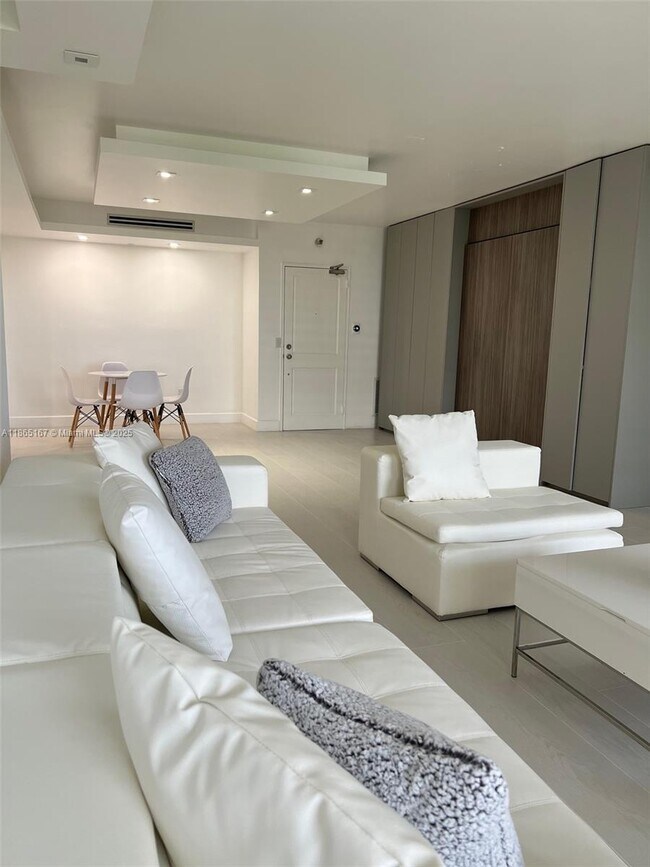 Building Photo - 10185 Collins Ave