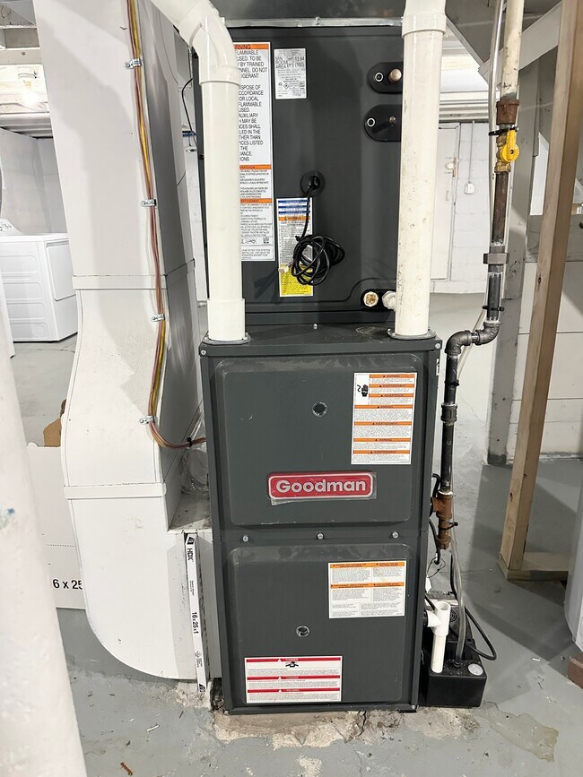 Building Photo - 1337 Methyl St