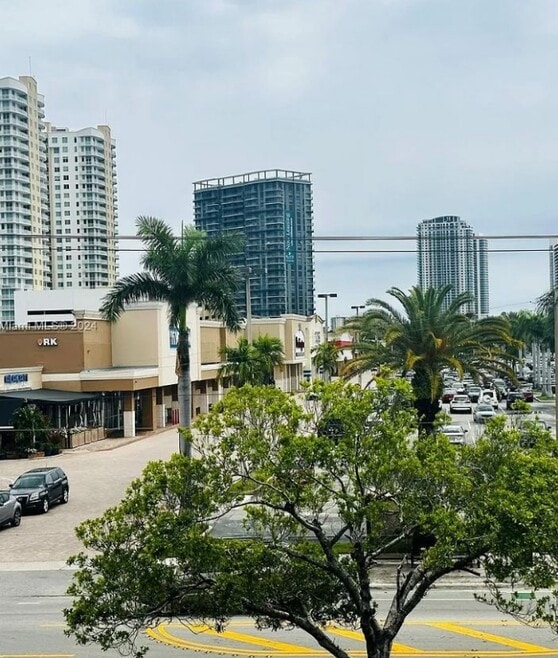 Building Photo - 1333 E Hallandale Beach Blvd