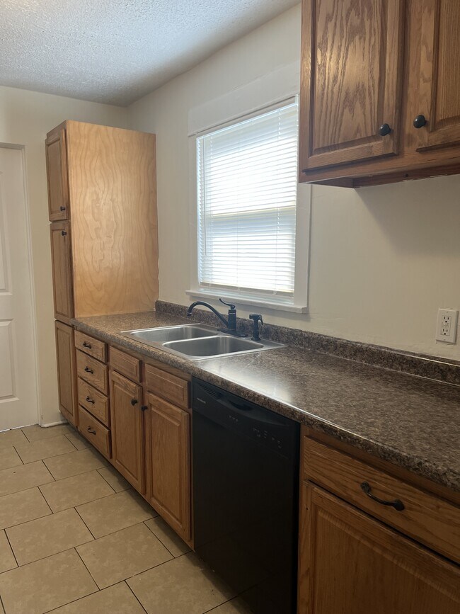 Building Photo - 1925 Brookline Ave