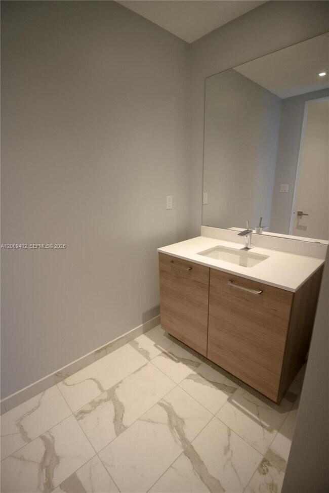 Building Photo - 5000 Island Estates Dr