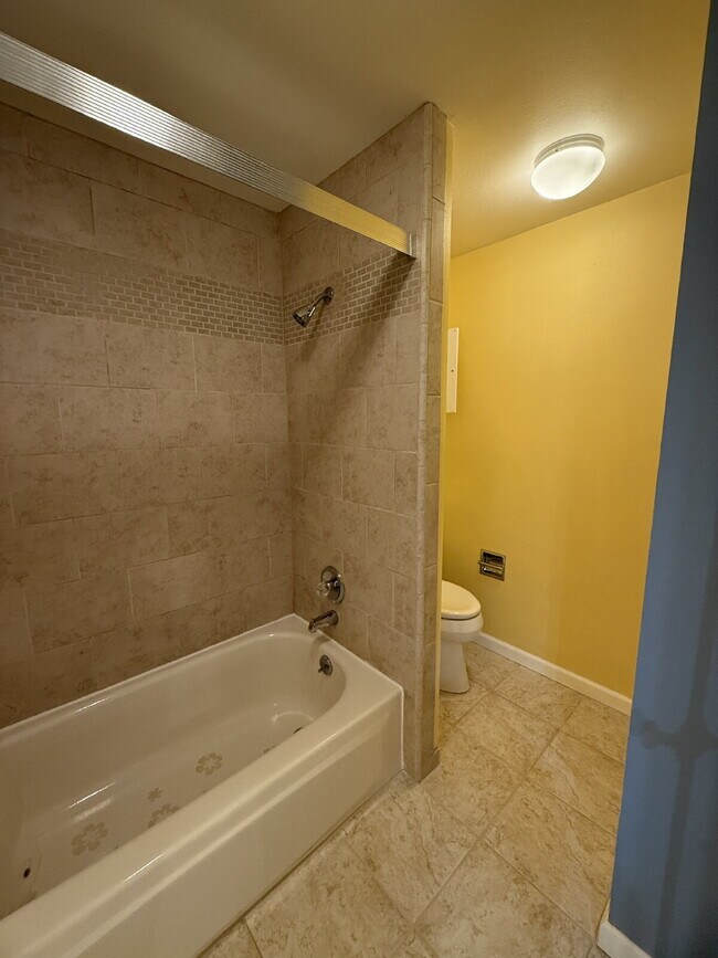 Building Photo - Spacious 4-Bedroom Retreat in Renton Available!