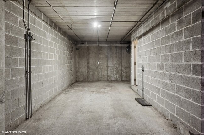 Building Photo - 123 W Oak St