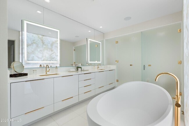 Building Photo - 6587 N Palmeraie Blvd