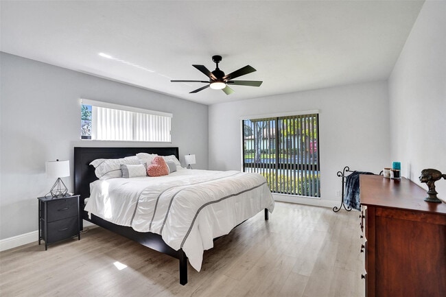 Building Photo - 4840 Greentree Ln