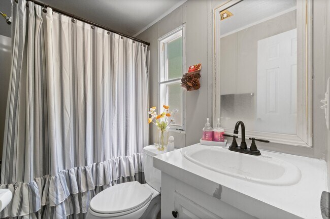 Building Photo - 350 Briar Dr