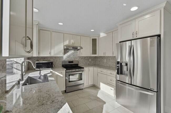 Building Photo - Updated Family Spacious Home w/ Fenced in ...