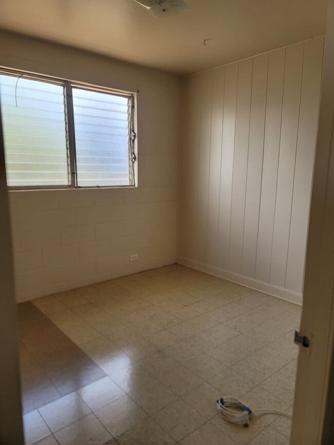 Building Photo - 3-Bedroom 2-bathroom
