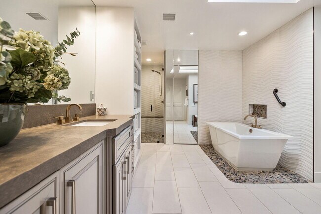 Building Photo - 76 Princeton Dr