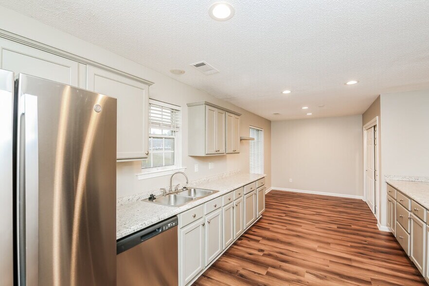 Building Photo - 355 Village Dr