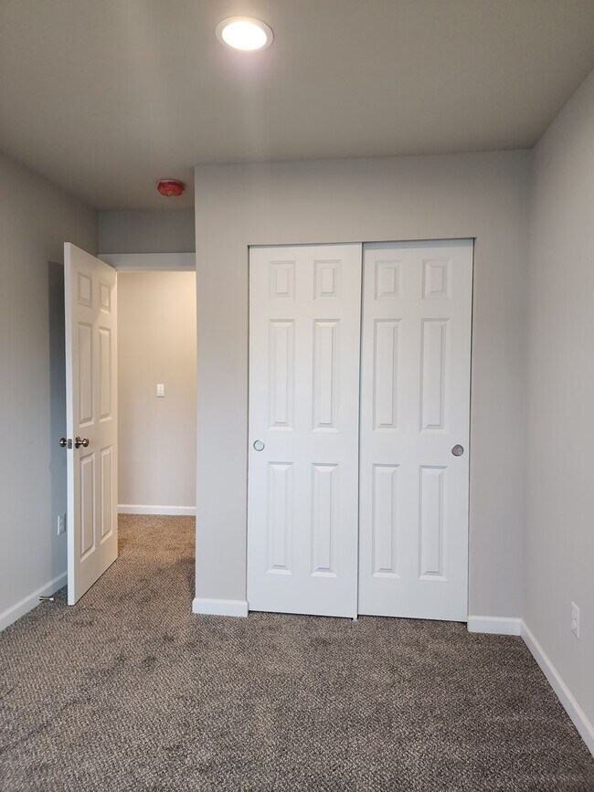 Building Photo - 15603 View Dr Ct SE