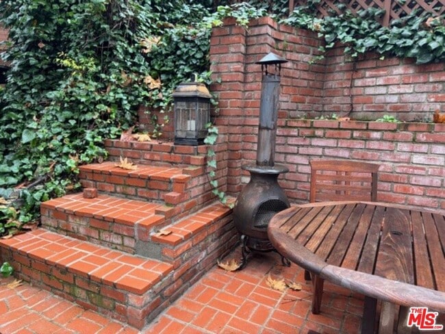 Building Photo - 1636 N Beverly Glen Blvd