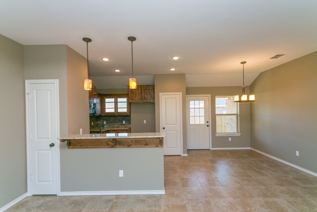 Building Photo - MOVE IN READY $200 OFF 1st month's rent -S...