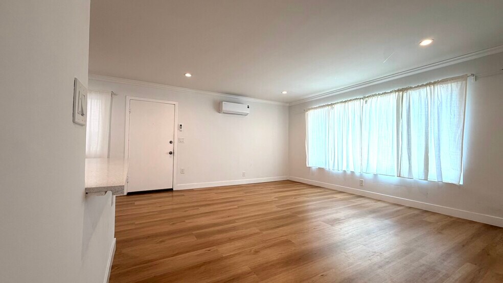 Building Photo - 6029 Eleanor Ave