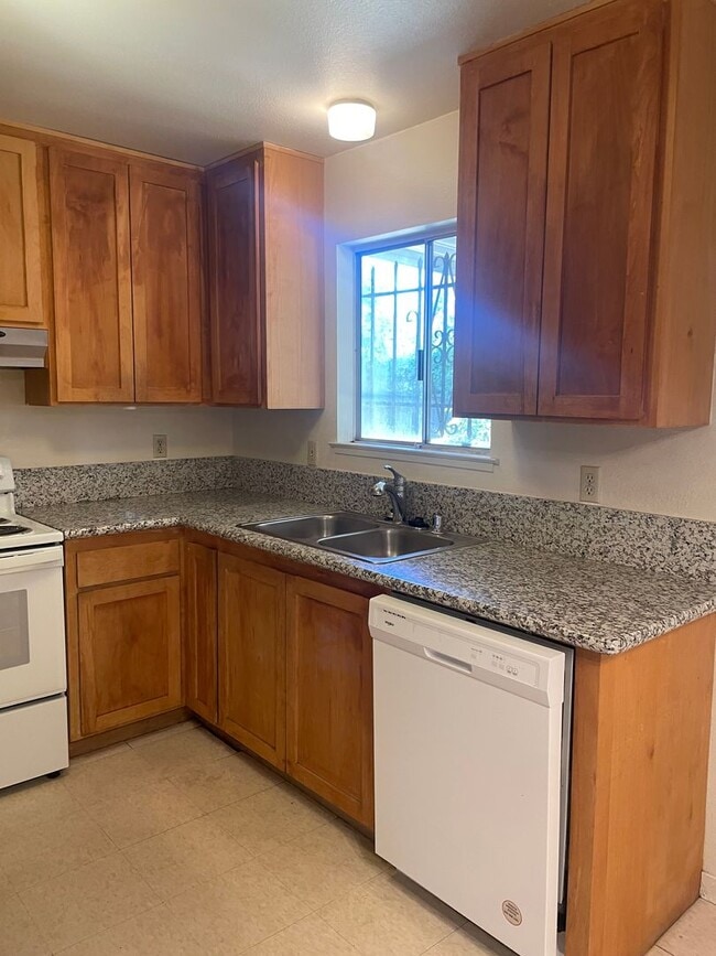 Building Photo - Updated 4bed/2 bath home in South Sac