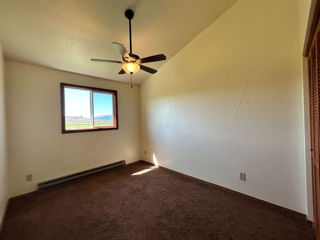 Building Photo - 2 bed, 1 Bath in Hamilton. Includes one ca...
