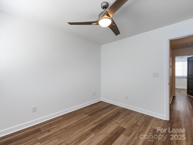 Building Photo - 1348 Green Oaks Ln