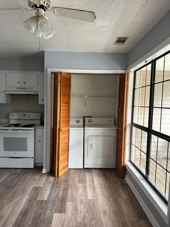 Building Photo - Coming soon 3 Bedroom 2 1/2 bath Townhome