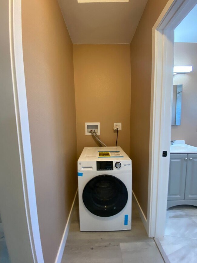 Building Photo - NEWLY RENOVATED 1 BEDROOM/1 BATH!