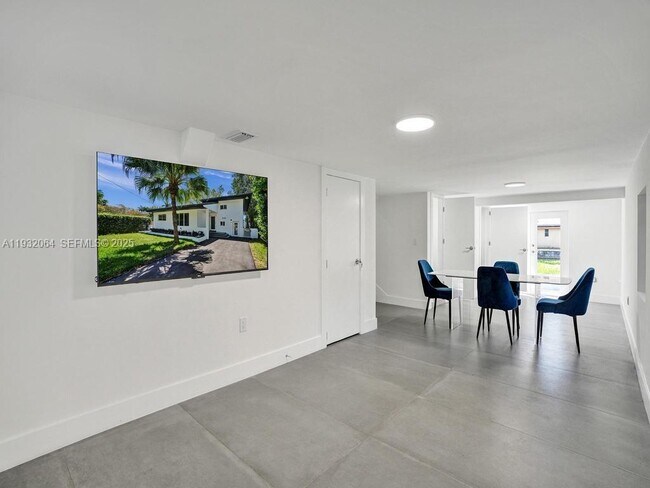 Building Photo - 210 NE 85th St