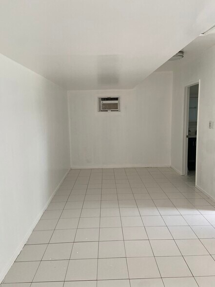 Building Photo - 8127 White Oak Ave