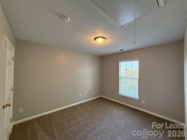 Building Photo - 1032 Meadowbrook Ln SW