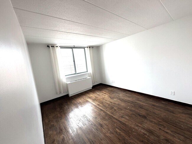 Building Photo - 97-12 63rd Dr