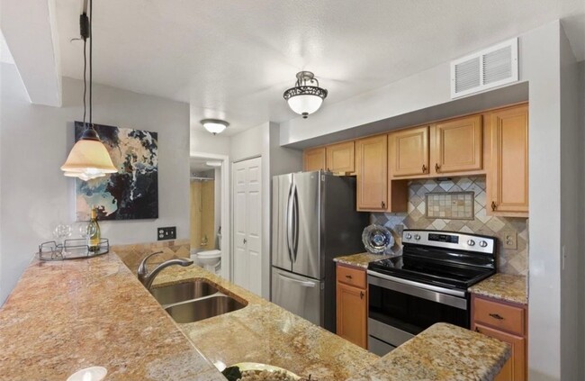 Building Photo - Updated 2 Bed, 2 Bath Top-Floor Condo with...