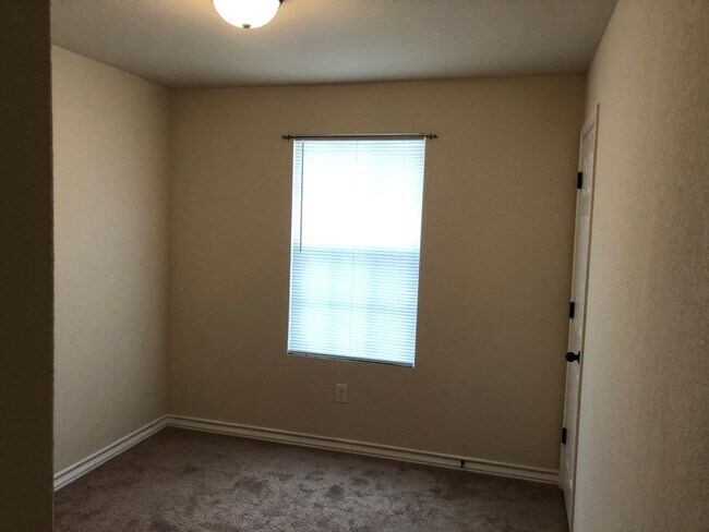 Building Photo - Town home for rent