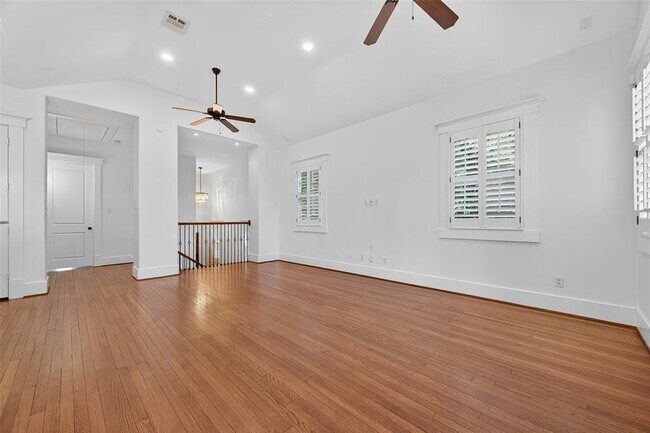 Building Photo - 1042 W 25th St