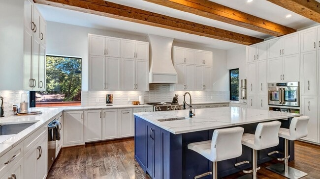 Building Photo - 8635 San Leandro Dr