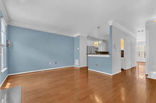 Building Photo - Dream Townhome in Kingstowne – Updated Ele...