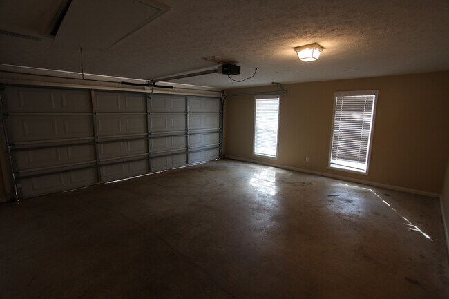 Building Photo - Beautiful 4-Bedroom, 3-Bath Home with Gara...