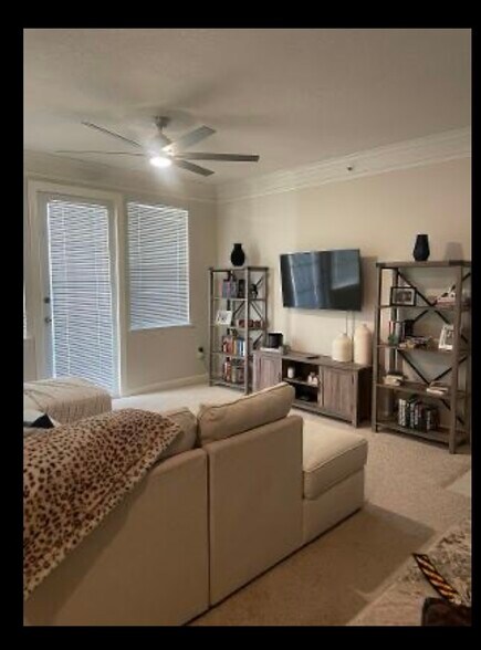 Volume 9 ft Ceilings - 9873 Baywinds Dr