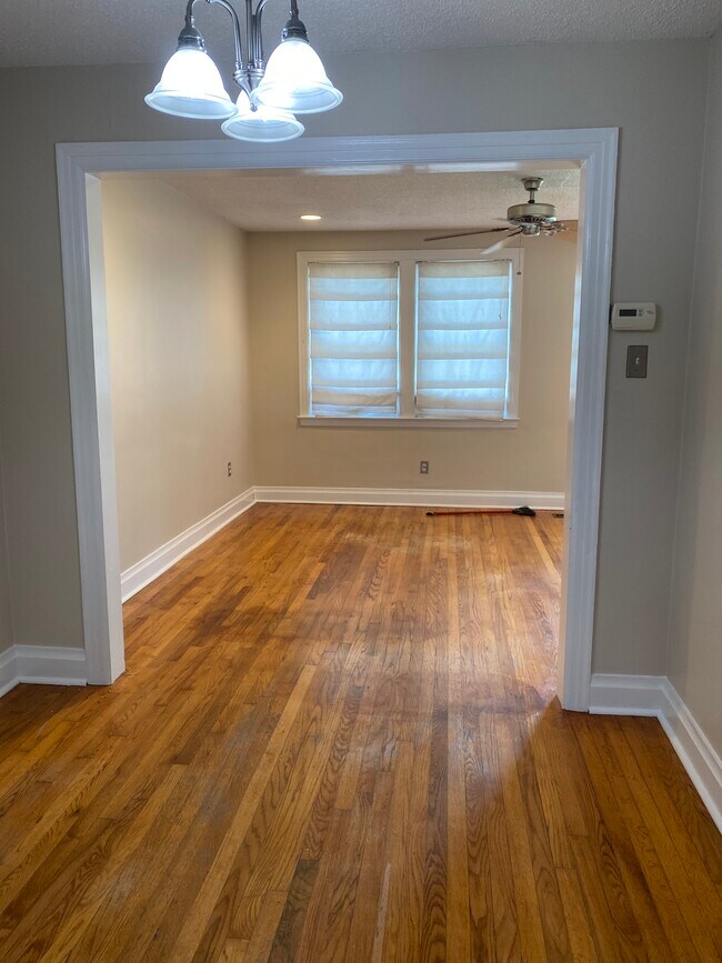 Building Photo - 704 Country Club Rd