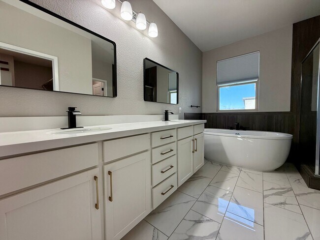 Building Photo - 3/BD 2.5/BA Contemporary Comfort in a Prime Location!