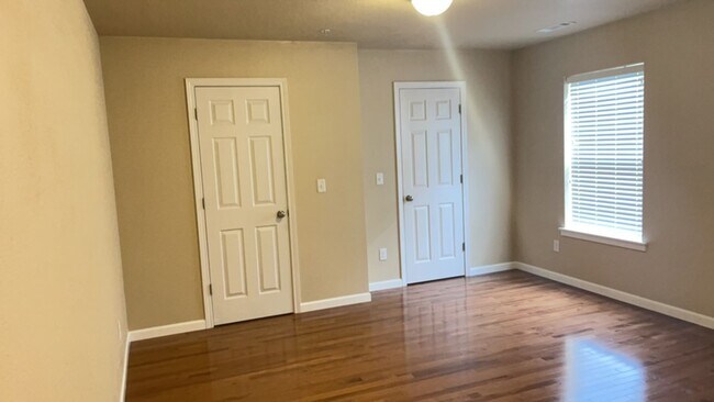 Building Photo - Open Floor plan 2 Bed 2 Bath Close to Down...