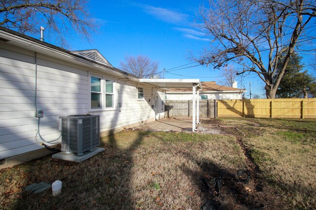 Building Photo - Cute RedBud District Home