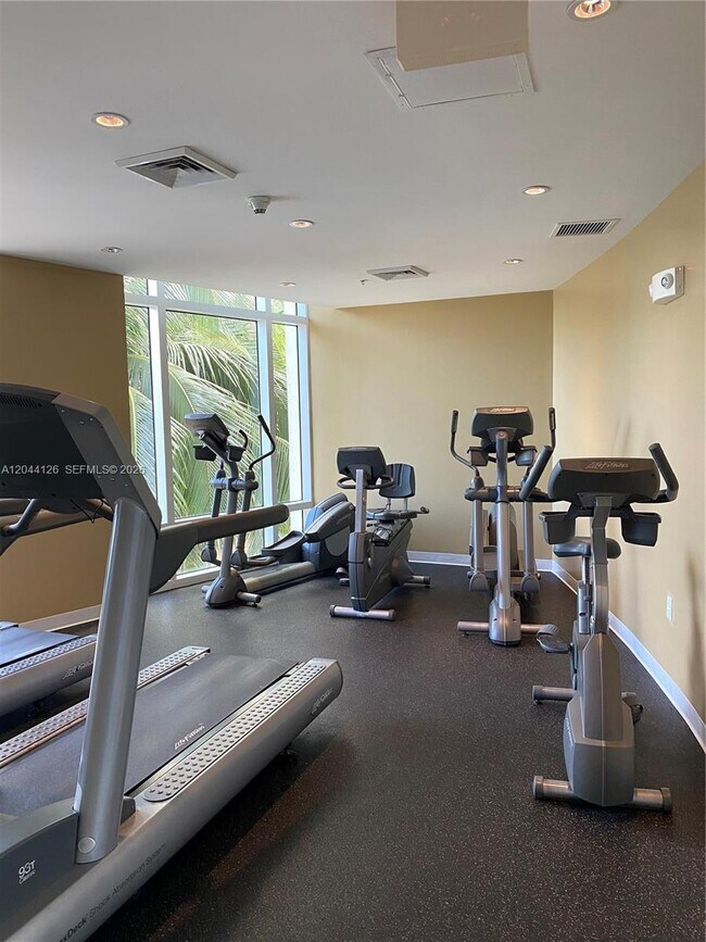Building Photo - 1745 E Hallandale Beach Blvd