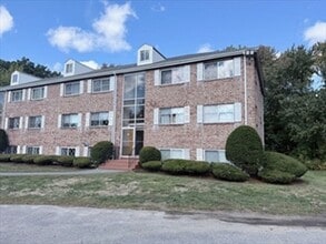 Building Photo - 2 bedroom in sought after Heritage Green Condo Association