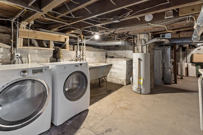 Building Photo - 3BR/1 Bath Lower Level Duplex in Northeast...